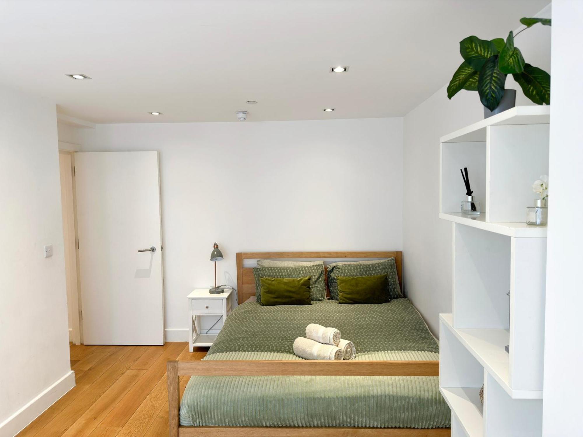 Chic 3 Bedroom Flat With Private Terrace In Holloway Near Finsbury Park Лондон Экстерьер фото