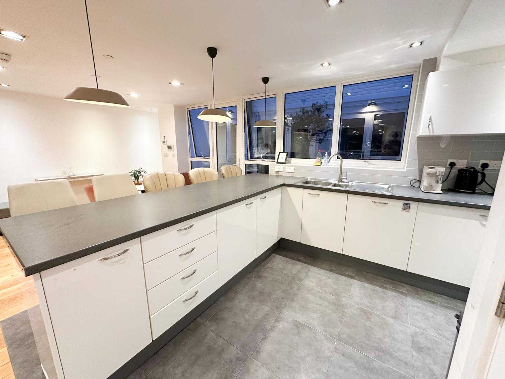 Chic 3 Bedroom Flat With Private Terrace In Holloway Near Finsbury Park Лондон Экстерьер фото